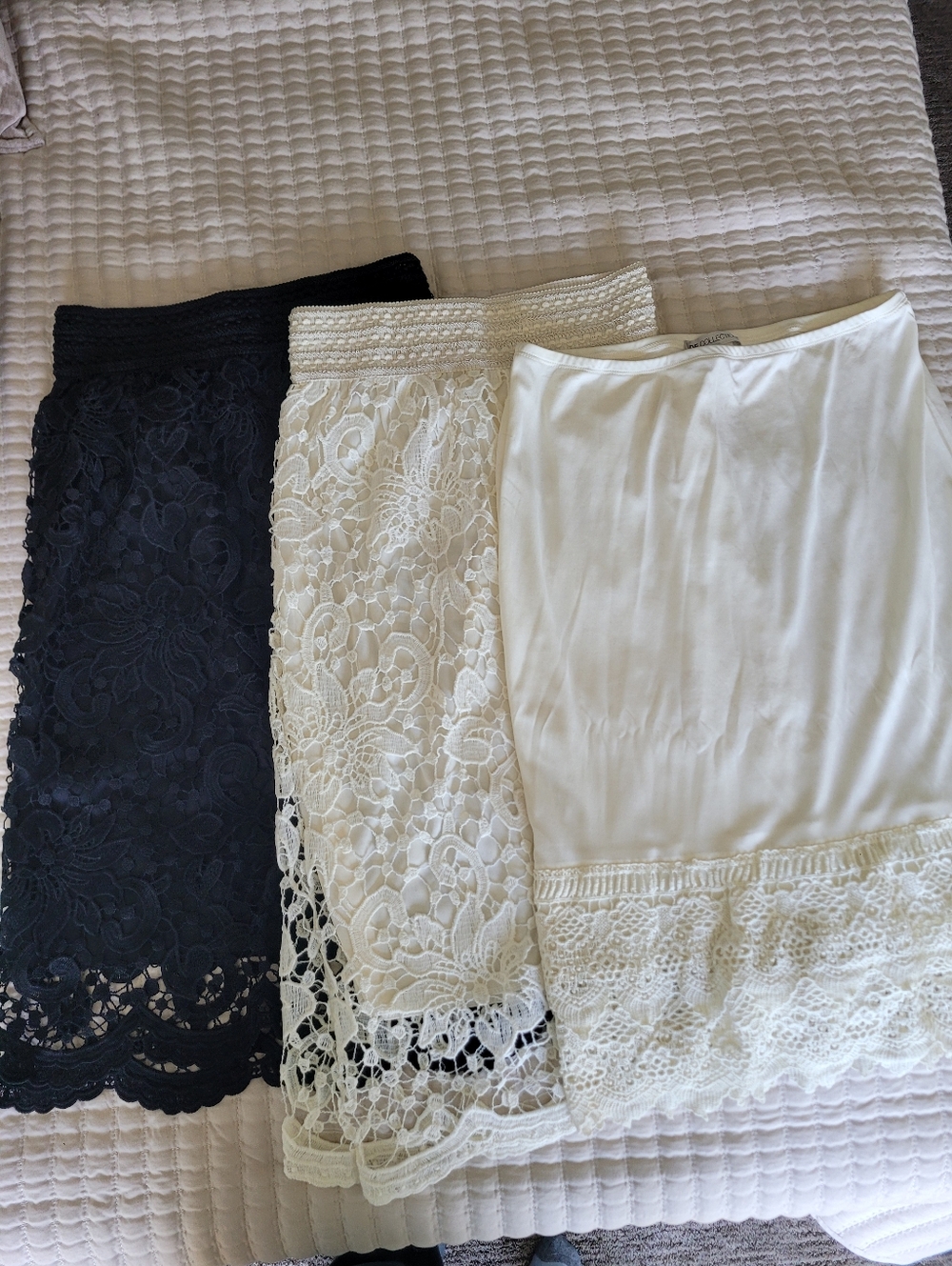 Set Od 3 Lace Pencil Skirts